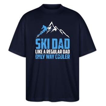 Ski Geschenk für einen Ski Dad Skifahrer Papa - Stanley/Stella Oversized Unisex Bio T-Shirt Blaster 2.0 - Navy - Vorne - Alina (178cm) & Michal (187cm)