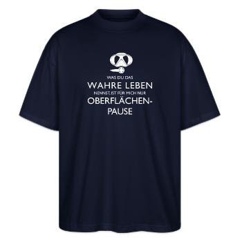 Oberflächenpause - Stanley/Stella Oversized Unisex Bio T-Shirt Blaster 2.0 - Navy - Vorne - Alina (178cm) & Michal (187cm)