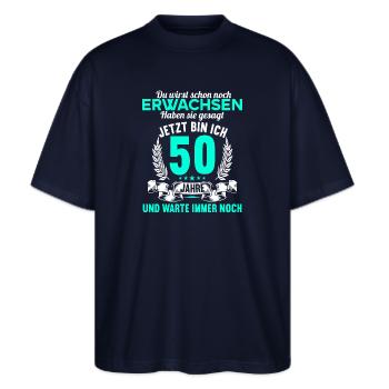 Du wirst schon noch erwachsen 50 Geburtstag - Stanley/Stella Oversized Unisex Bio T-Shirt Blaster 2.0 - Navy - Vorne - Alina (178cm) & Michal (187cm)