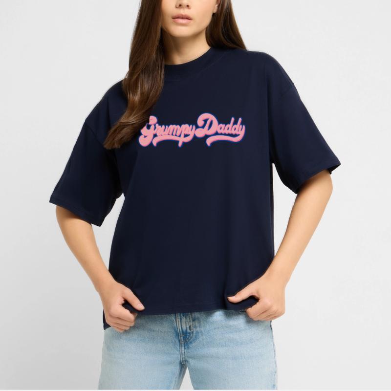 Script rétro de Grumpy Daddy - Couleur « Chewing-gum » T-shirt bio Blaster 2.0 coupe oversize Stanley/Stella Unisexe