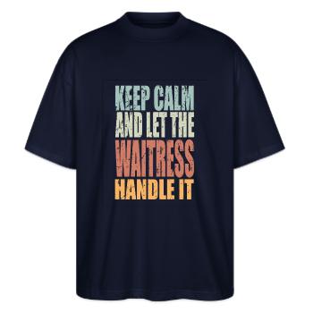 Keep Calm Bedienung Spruch Bedienung Geschenk - Stanley/Stella Oversized Unisex Bio T-Shirt Blaster 2.0 - Navy - Vorne - Alina (178cm) & Michal (187cm)