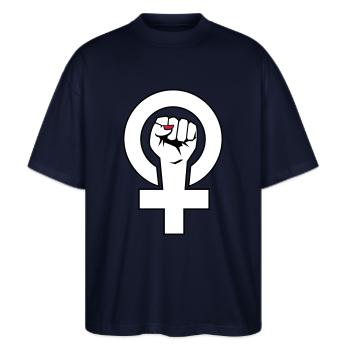 Feminist - Feministin - Stanley/Stella Oversized Unisex Bio T-Shirt Blaster 2.0 - Navy - Vorne - Alina (178cm) & Michal (187cm)
