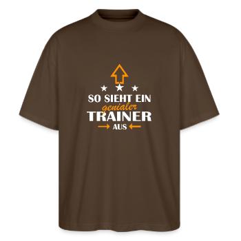 GENIALER Trainer - Stanley/Stella Oversized Unisex Bio T-Shirt Blaster 2.0 - Dunkelbraun - Vorne - Alina (178cm) & Michal (187cm)