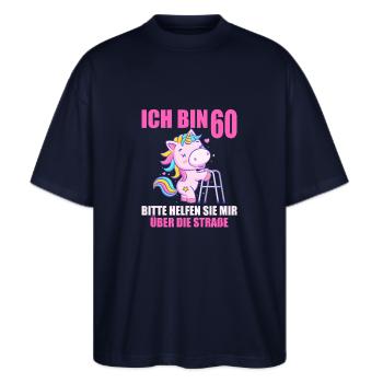 60 bitte helfen Sie mir über Straße 60. Geburtstag - Stanley/Stella Oversized Unisex Bio T-Shirt Blaster 2.0 - Navy - Vorne - Alina (178cm) & Michal (187cm)