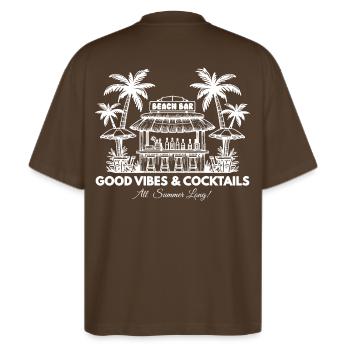 Bar de plage - Ambiance estivale et cocktails - T-shirt bio Blaster 2.0 coupe oversize Stanley/Stella Unisexe - marron foncé - Dos - Michal (187cm)
