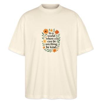 In a world where you can be anything - be kind - Stanley/Stella Oversized Unisex Bio T-Shirt Blaster 2.0 - Natur - Vorne - Alina (178cm) & Michal (187cm)