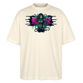 Cyberpunk Medusa – Neon Rebellion - Stanley/Stella Oversized Unisex Bio T-Shirt Blaster 2.0 - Natur - Vorne - Alina (178cm) & Michal (187cm)