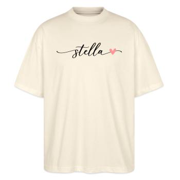 Stella Name Kalligrafie Schrift - Stanley/Stella Oversized Unisex Bio T-Shirt Blaster 2.0 - Natur - Vorne - Alina (178cm) & Michal (187cm)