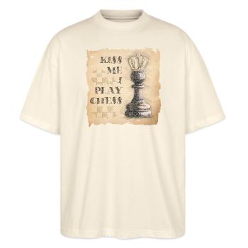 Küss mich, ich spiele Schach. Pawn King / Queen. - Stanley/Stella Oversized Unisex Bio T-Shirt Blaster 2.0 - Natur - Vorne - Alina (178cm) & Michal (187cm)