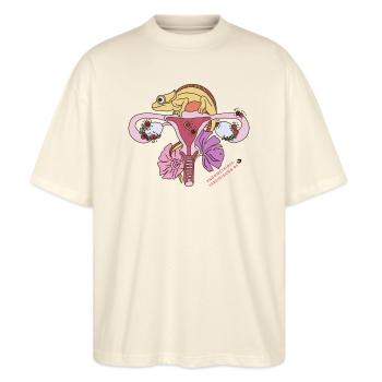 Endometriose-Vereinigung Deutschland - Stanley/Stella Oversized Unisex Bio T-Shirt Blaster 2.0 - Natur - Vorne - Alina (178cm) & Michal (187cm)