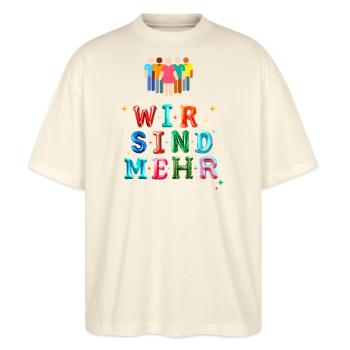 Wir sind mehr - Statement gegen Hass & Rassismus - Stanley/Stella Oversized Unisex Bio T-Shirt Blaster 2.0 - Natur - Vorne - Alina (178cm) & Michal (187cm)