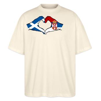 Schottland Serbien Flagge Herzform - Stanley/Stella Oversized Unisex Bio T-Shirt Blaster 2.0 - Natur - Vorne - Alina (178cm) & Michal (187cm)