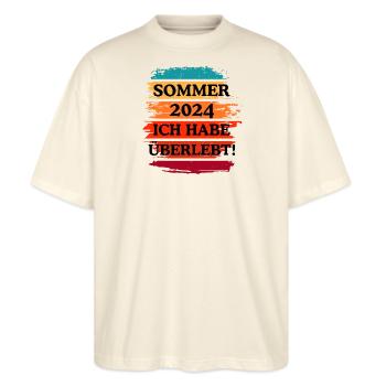 Sommer 2024 - Ich habe überlebt - Klima Wetter - Stanley/Stella Oversized Unisex Bio T-Shirt Blaster 2.0 - Natur - Vorne - Alina (178cm) & Michal (187cm)