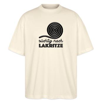 Süchtig nach Lakritze, naschen - Spruch - Stanley/Stella Oversized Unisex Bio T-Shirt Blaster 2.0 - Natur - Vorne - Alina (178cm) & Michal (187cm)