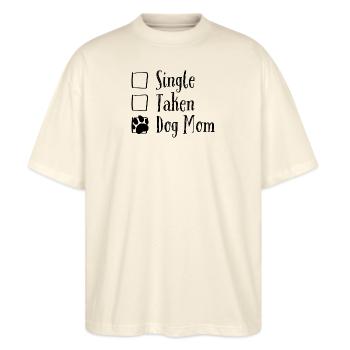 Single, Taken, Dog Mom - Stanley/Stella Oversized Unisex Bio T-Shirt Blaster 2.0 - Natur - Vorne - Alina (178cm) & Michal (187cm)