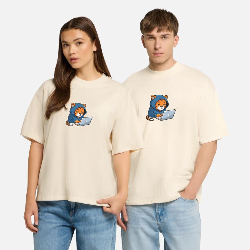 Le mignon hacker Tiger dort dans un sweat à capuche devant le PC T-shirt bio Blaster 2.0 coupe oversize Stanley/Stella Unisexe