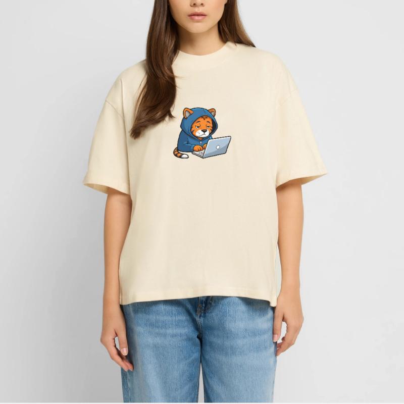 Le mignon hacker Tiger dort dans un sweat à capuche devant le PC T-shirt bio Blaster 2.0 coupe oversize Stanley/Stella Unisexe