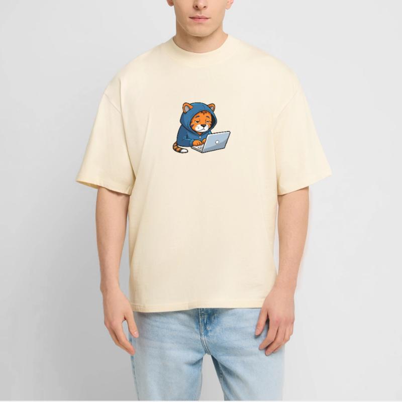 Le mignon hacker Tiger dort dans un sweat à capuche devant le PC T-shirt bio Blaster 2.0 coupe oversize Stanley/Stella Unisexe