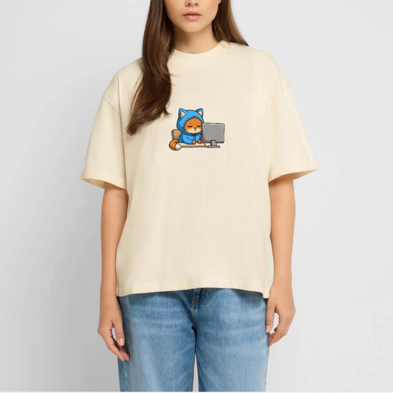 Un chat hacker mignon dort dans un sweat à capuche devant le PC T-shirt bio Blaster 2.0 coupe oversize Stanley/Stella Unisexe