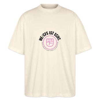ME/CFS IST ECHT - pinke Faust - Stanley/Stella Oversized Unisex Bio T-Shirt Blaster 2.0 - Natur - Vorne - Alina (178cm) & Michal (187cm)