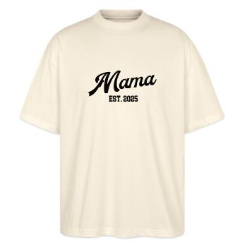 Mama 2025 Erster Muttertag Ich Werde Mutter Mom - Stanley/Stella Oversized Unisex Bio T-Shirt Blaster 2.0 - Natur - Vorne - Alina (178cm) & Michal (187cm)
