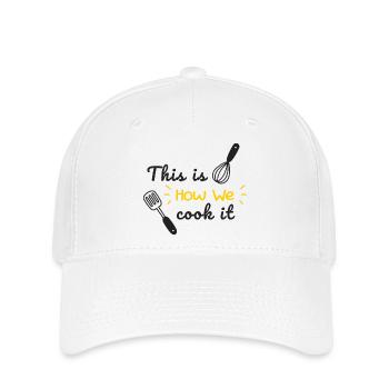Voici comment nous le cuisineons Drôle de citation de cuisine - Casquette Flexfit - blanc - Devant