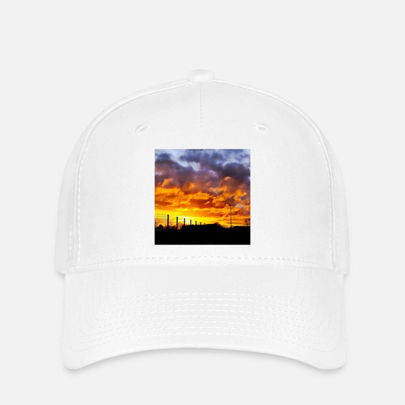 Sonnenuntergang – Feuerfarben am Abendhimmel - Flexfit Cap - Weiß