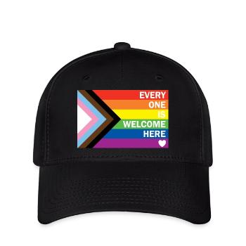 Progress Pride Flag – Everyone Is Welcome Here  - Flexfit Cap - Schwarz - Vorne