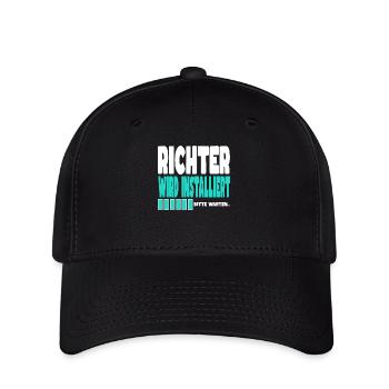 Richter wird installiert - Flexfit Cap - Schwarz - Vorne