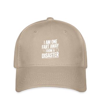Ich bin nur noch einen Furz von einem Desaster entfernt. - Flexfit Cap - Khaki - Vorne