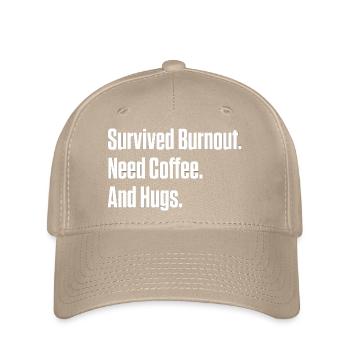 Burnout überlebt, brauche Kaffee und Umarmungen ND-Geschenk - Flexfit Cap - Khaki - Vorne