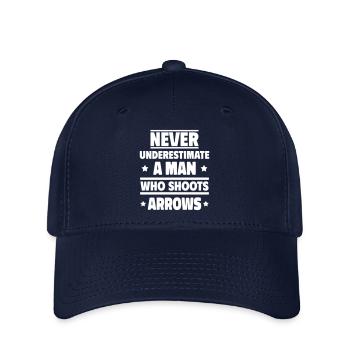 Ne sous-estimez jamais un homme avec un arc et des flèches - Casquette Flexfit - marine - Devant