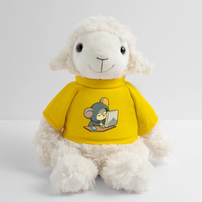 Une souris pirate mignonne dort dans un sweat à capuche devant le PC Mouton en peluche Annika MiniFeet®