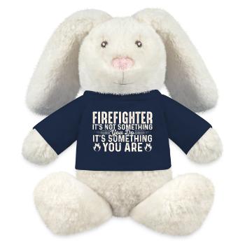Motif de dicton des pompiers pour les pompiers - Lapin en peluche recyclé MiniFeet® Crème - bleu marine - Devant