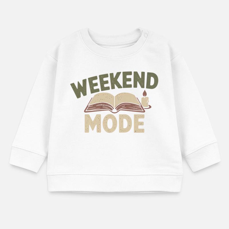 Weekend Mode – Cozy Buch & Kerze Baby Organic Sweatshirt Baby Changer von Stanley/Stella