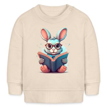 Ein Hase mit Brille liest ein Buch – Schulanfang - Baby Organic Sweatshirt Baby Changer von Stanley/Stella - Natur - Vorne
