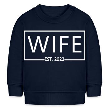 Ehefrau Est. 2023 Verlobung Brautdusche Hochzeit - Baby Organic Sweatshirt Baby Changer von Stanley/Stella - Navy - Vorne