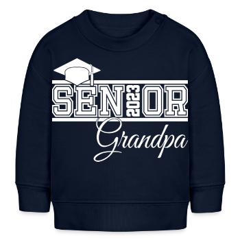 Senior 2023 Opa stolzer Opa von Absolventen - Baby Organic Sweatshirt Baby Changer von Stanley/Stella - Navy - Vorne