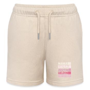 Ärztin Mama Ehefrau Heldin - Kinder Organic Joggingshorts Mini Bolter von Stanley/Stella - Natur - Vorne