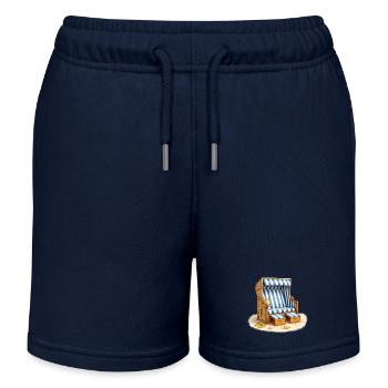 Chaise longue de plage dans le sable avec une boisson d’été - Short de jogging enfant bio Stanley/Stella - bleu marine - Devant