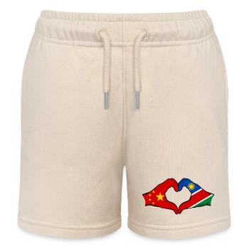 China Namibia Flagge Hände Herzform - Kinder Organic Joggingshorts Mini Bolter von Stanley/Stella - Natur - Vorne