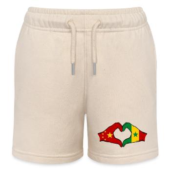 China Senegal Flagge Hände Herzform - Kinder Organic Joggingshorts Mini Bolter von Stanley/Stella - Natur - Vorne