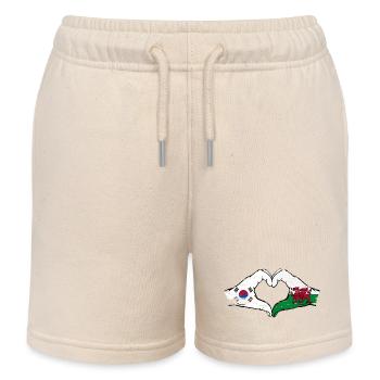 Südkorea Wales Flagge Hände Herzform used - Kinder Organic Joggingshorts Mini Bolter von Stanley/Stella - Natur - Vorne
