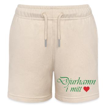 Grüne Kalligraphie "Djurhamn in mine" mit rotem Herzen - Kinder Organic Joggingshorts Mini Bolter von Stanley/Stella - Natur - Vorne