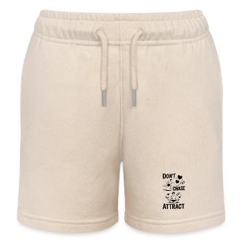 Nicht jagen, sondern anziehen | Meditatives Zitat - Kinder Organic Joggingshorts Mini Bolter von Stanley/Stella - Natur - Vorne