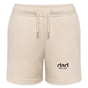 Papa Seit 2025 | Geburt Vaterschaft Geschenk - Kinder Organic Joggingshorts Mini Bolter von Stanley/Stella - Natur - Vorne