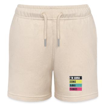 Je suis Anna qui fait des couleurs rétro d’Anna Things - Short de jogging enfant bio Stanley/Stella - écru doux - Devant