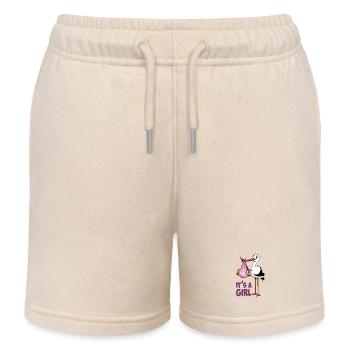 Storch mit Mädchen; "Es ist ein Mädchen" - Kinder Organic Joggingshorts Mini Bolter von Stanley/Stella - Natur - Vorne