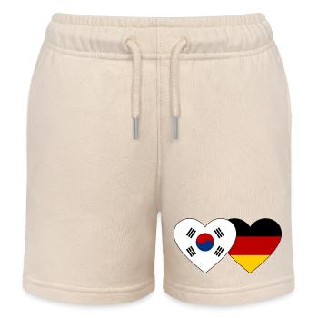Südkorea Deutschland Flagge Herz - Kinder Organic Joggingshorts Mini Bolter von Stanley/Stella - Natur - Vorne