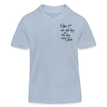 Der Tag läuft Sie Zitate - Kinder Organic Poloshirt Mini Sprinter von Stanley/Stella - sky Blue - Vorne